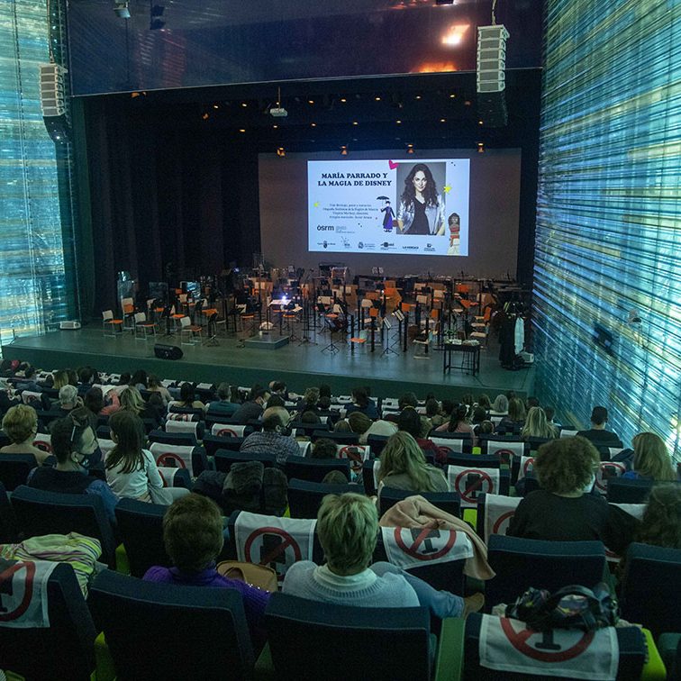 EN FAMILIA MARIA PARRADO Y LA MAGIA DE DISNEY EL BATEL CARTAGENA