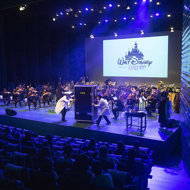 EN FAMILIA MARIA PARRADO Y LA MAGIA DE DISNEY EL BATEL CARTAGENA