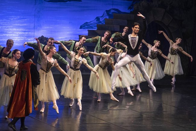 EL LAGO DE LOS CISNES por BALLET NACIONAL RUSO EL LAGO DE LOS CISNES por BALLET NACIONAL RUSO EL BATEL CARTAGENA