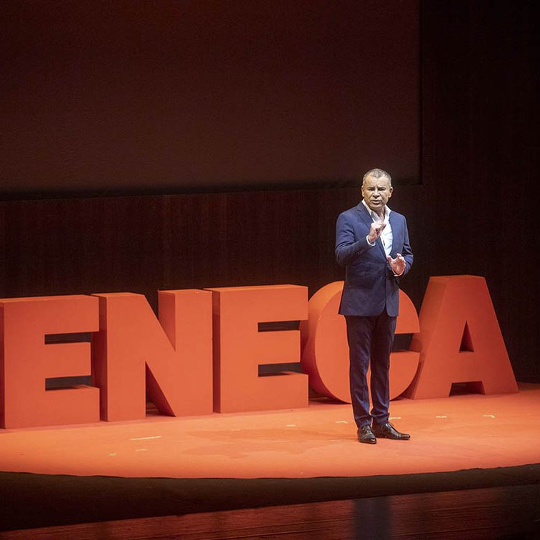 JORGE JAVIER VAZQUEZ PRESENTA DESMONTÁNDO A SÉNECA EL BATEL CARTAGENA