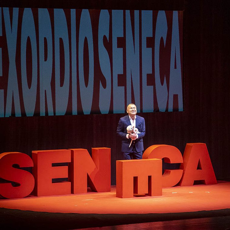 JORGE JAVIER VAZQUEZ PRESENTA DESMONTÁNDO A SÉNECA EL BATEL CARTAGENA