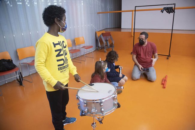 TALLER NAVIDAD BIENVENIDOS A LA PERCUSIÓN CON ALEX DUMDACA MI PEQUEÑO AUDITORIO EL BATEL CARTAGENA