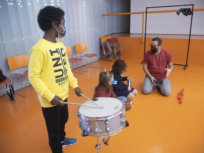 TALLER NAVIDAD BIENVENIDOS A LA PERCUSIÓN CON ALEX DUMDACA MI PEQUEÑO AUDITORIO EL BATEL CARTAGENA