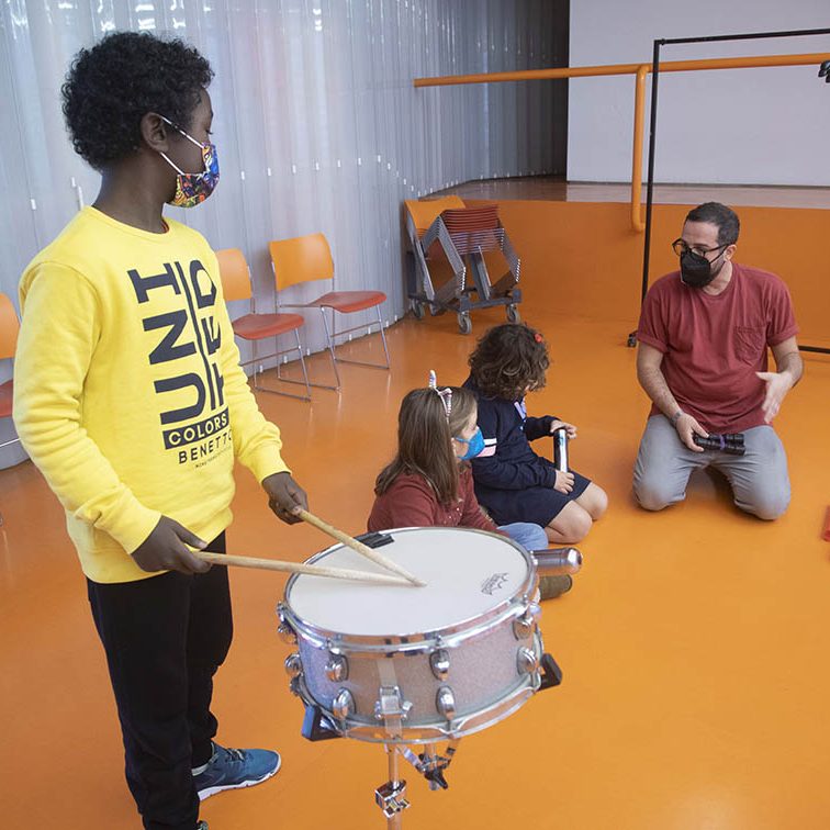 TALLER NAVIDAD BIENVENIDOS A LA PERCUSIÓN CON ALEX DUMDACA MI PEQUEÑO AUDITORIO EL BATEL CARTAGENA