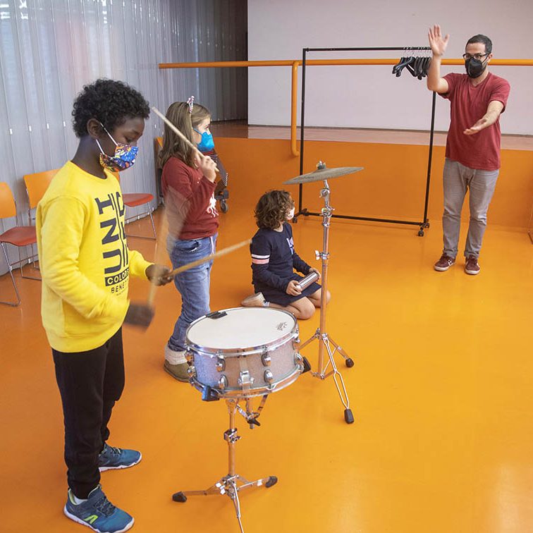 TALLER NAVIDAD BIENVENIDOS A LA PERCUSIÓN CON ALEX DUMDACA MI PEQUEÑO AUDITORIO EL BATEL CARTAGENA