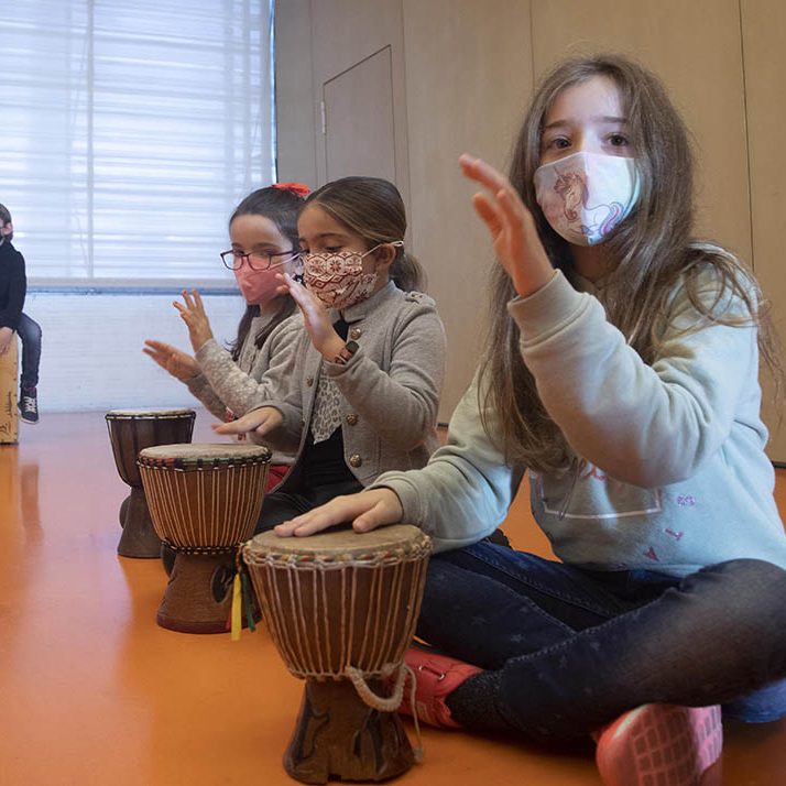 TALLER NAVIDAD BIENVENIDOS A LA PERCUSIÓN CON ALEX DUMDACA MI PEQUEÑO AUDITORIO EL BATEL CARTAGENA