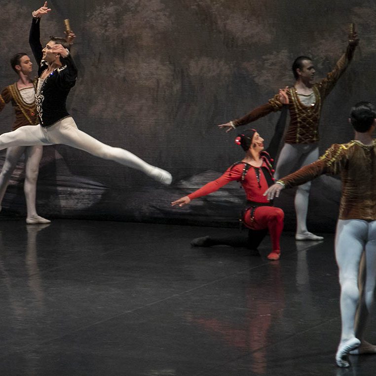 LAGO DE LOS CISNES POR EL INTERNATIONAL BALLET COMPANY MOLDAVIA EL BATEL CARTAGENA