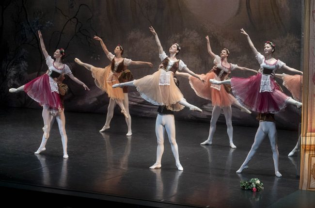 LAGO DE LOS CISNES POR EL INTERNATIONAL BALLET COMPANY MOLDAVIA EL BATEL CARTAGENA