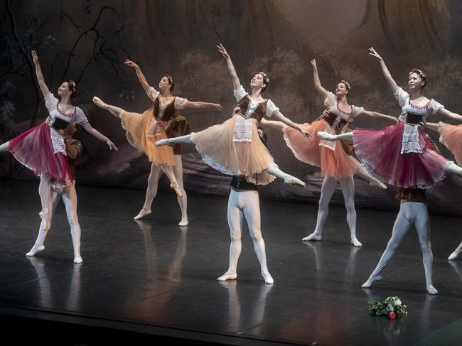 LAGO DE LOS CISNES POR EL INTERNATIONAL BALLET COMPANY MOLDAVIA EL BATEL CARTAGENA