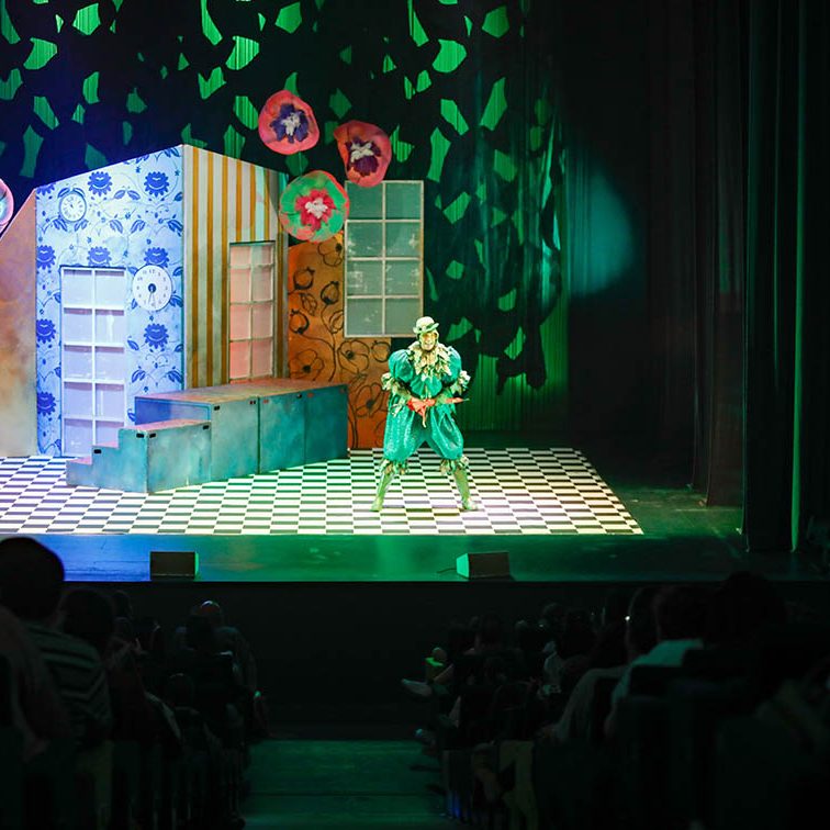 ALICIA EN EL MUSICAL DE LAS MARAVILLAS EL BATEL CARTAGENA