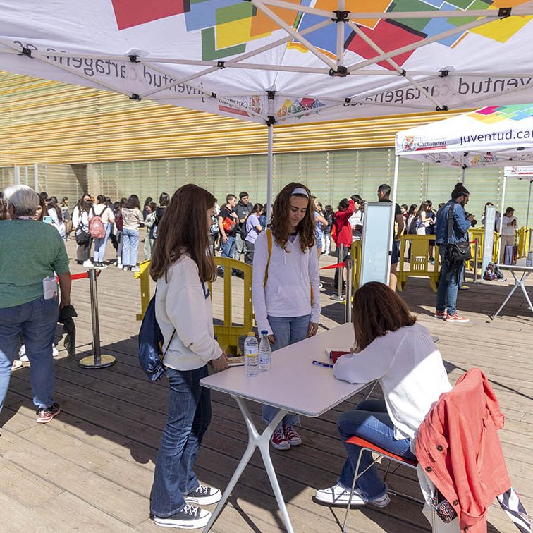 ENCUENTRO CON LOS AUTORES PREMIOS HACHE EL BATEL CARTAGENA